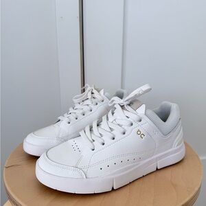 On The Roger White Sneakers W6